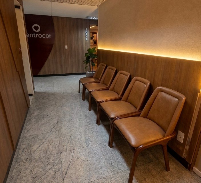 Área de espera no corredor da clínica