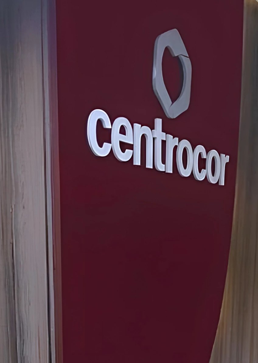Parede de entrada com a marca Centrocor
