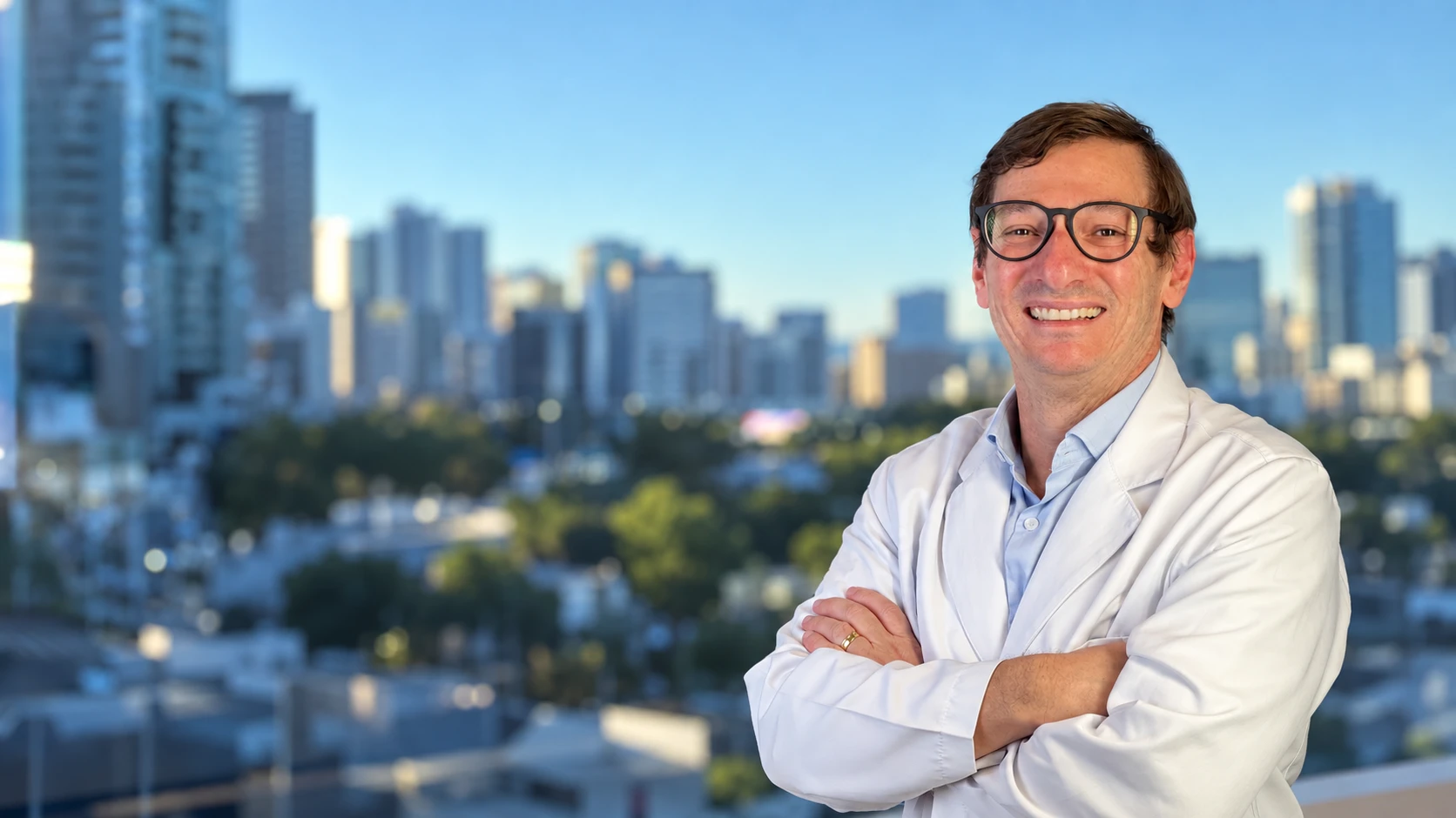 Cardiologista da Centrocor com a cidade ao fundo