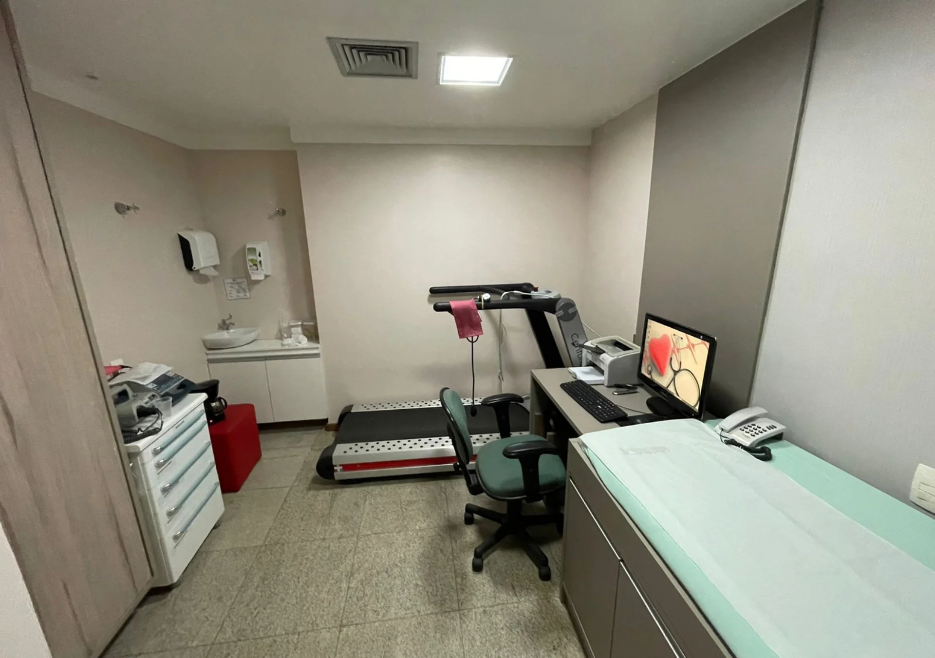 Sala de teste ergométrico com esteira na Clínica Centrocor