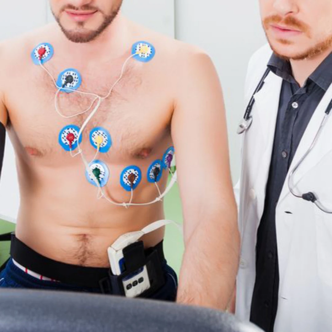 Paciente realizando teste ergométrico acompanhado por cardiologista da Clínica Centrocor